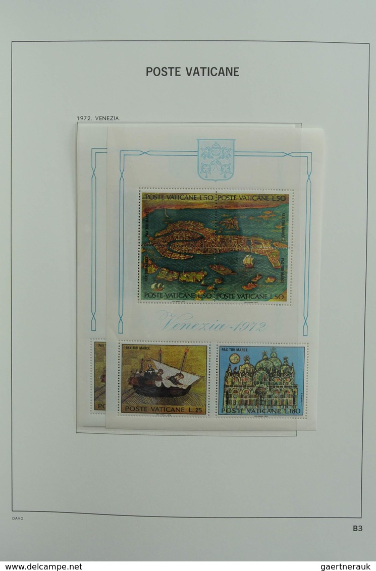 Vatikan: 1929-2001: Almost complete, MNH and mint hinged collection Vatican 1929-2001 in 2 Davo luxe