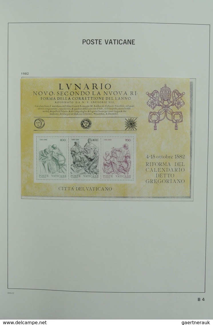 Vatikan: 1929-2001: Almost complete, MNH and mint hinged collection Vatican 1929-2001 in 2 Davo luxe