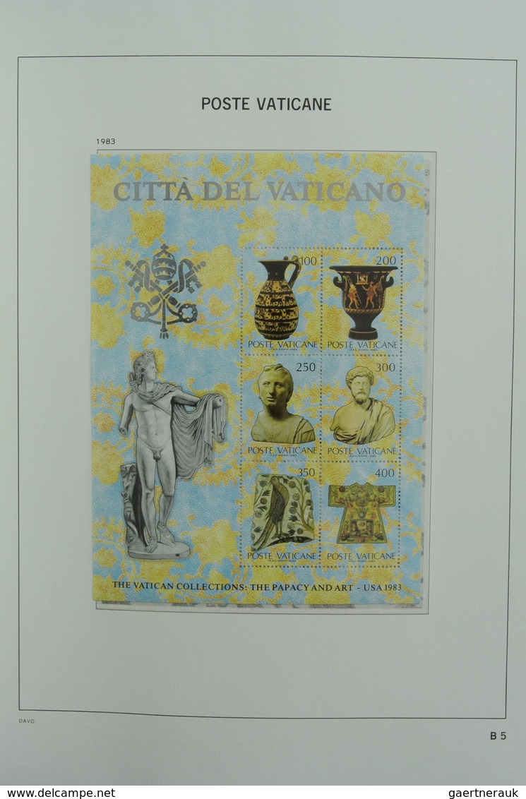 Vatikan: 1929-2001: Almost complete, MNH and mint hinged collection Vatican 1929-2001 in 2 Davo luxe