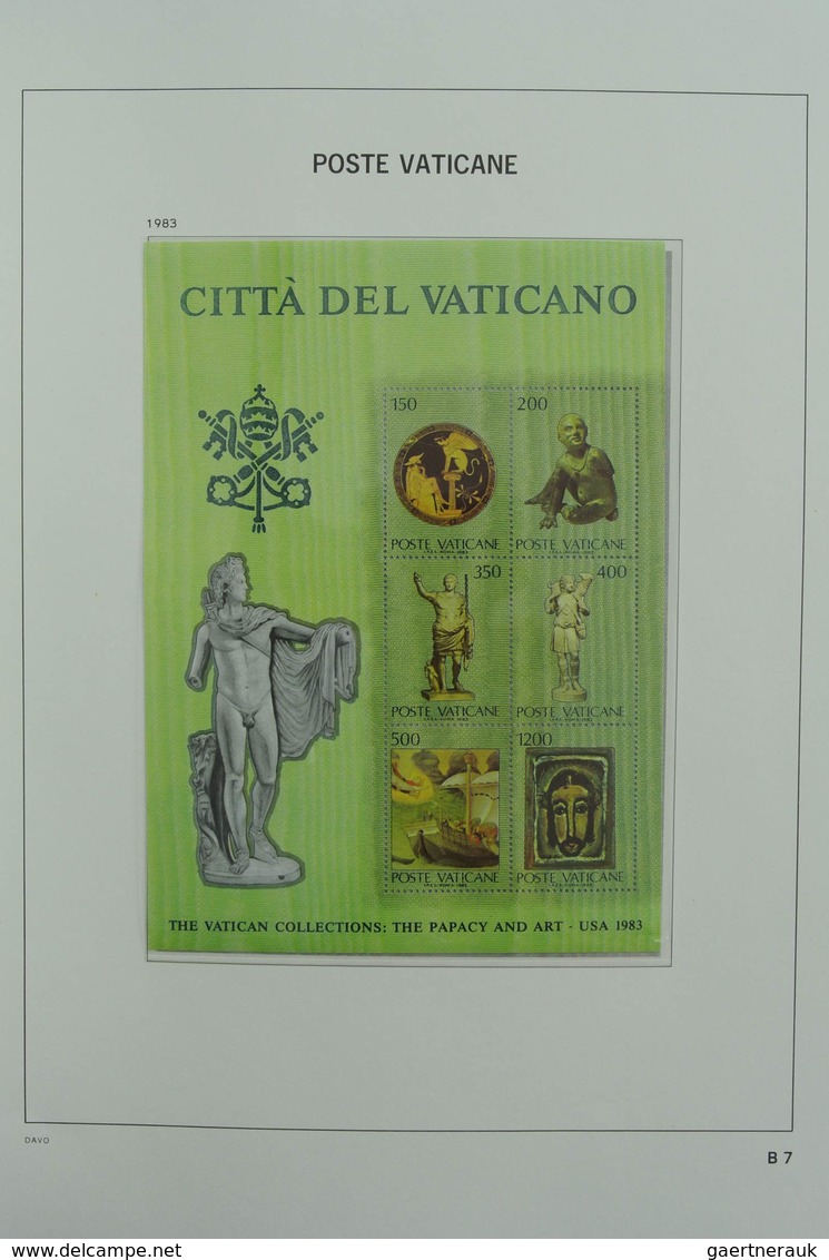 Vatikan: 1929-2001: Almost complete, MNH and mint hinged collection Vatican 1929-2001 in 2 Davo luxe