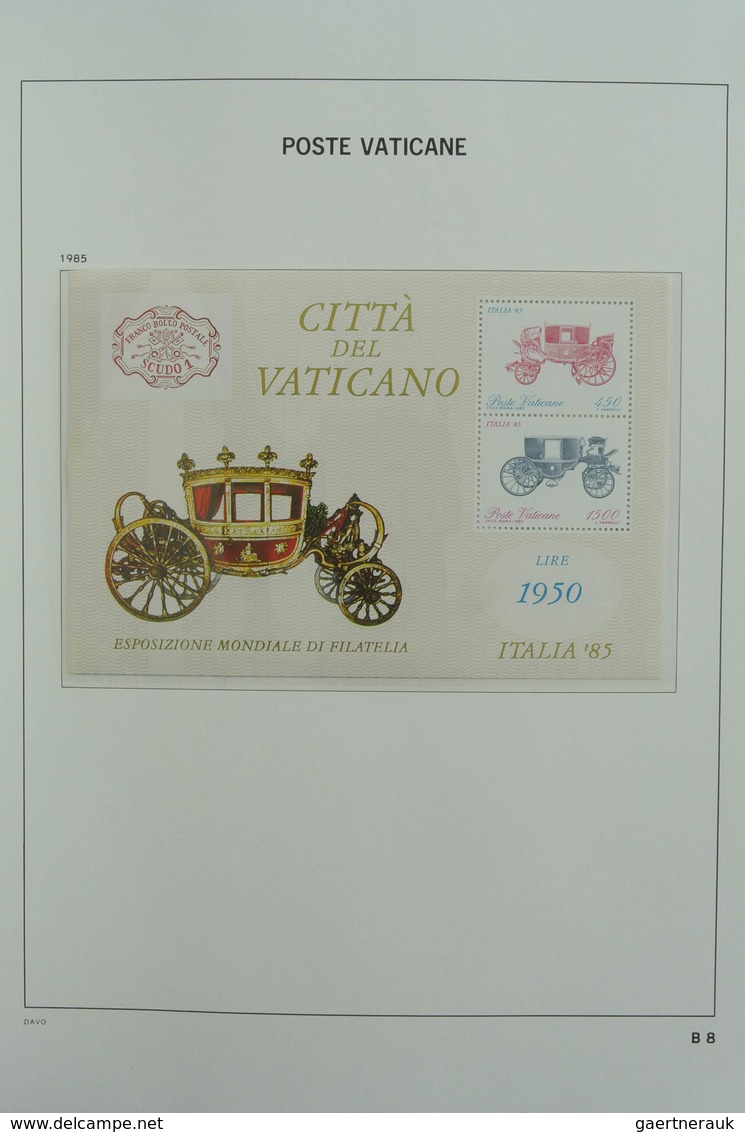 Vatikan: 1929-2001: Almost complete, MNH and mint hinged collection Vatican 1929-2001 in 2 Davo luxe