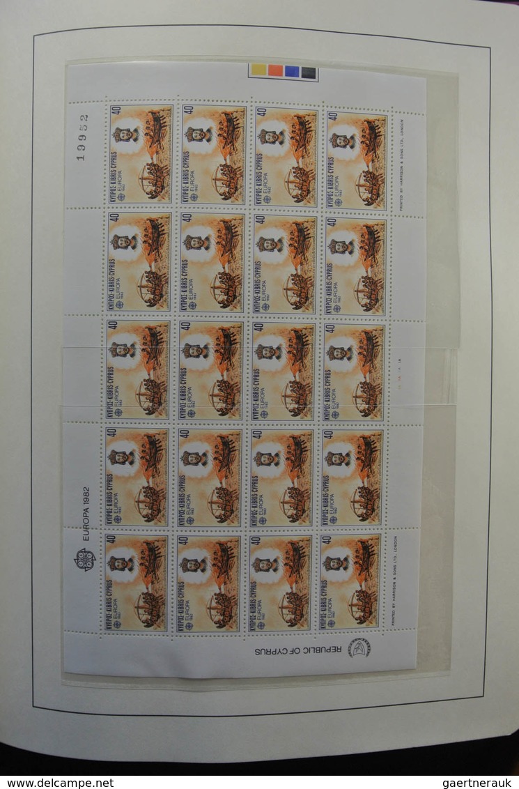 Zypern: 1974-2011: MNH, complete (without the 1995 souvenir sheet overprint) collection Cyprus 1977-