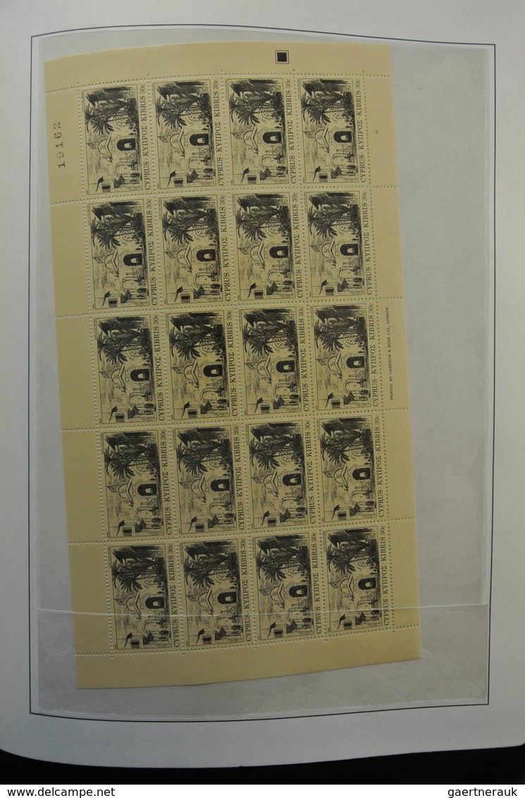 Zypern: 1974-2011: MNH, complete (without the 1995 souvenir sheet overprint) collection Cyprus 1977-