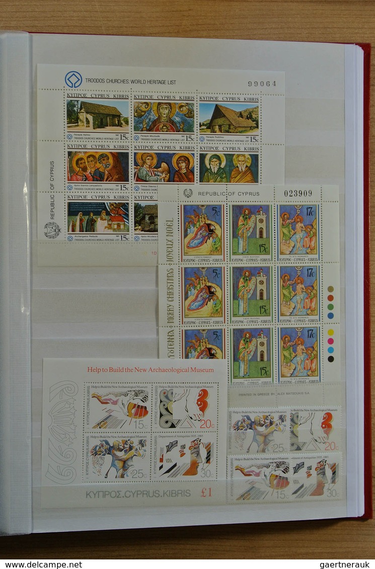 Europa - West: Collection of ca. 550 MNH souvenir sheets (and some stampbooklets) of Western Europe