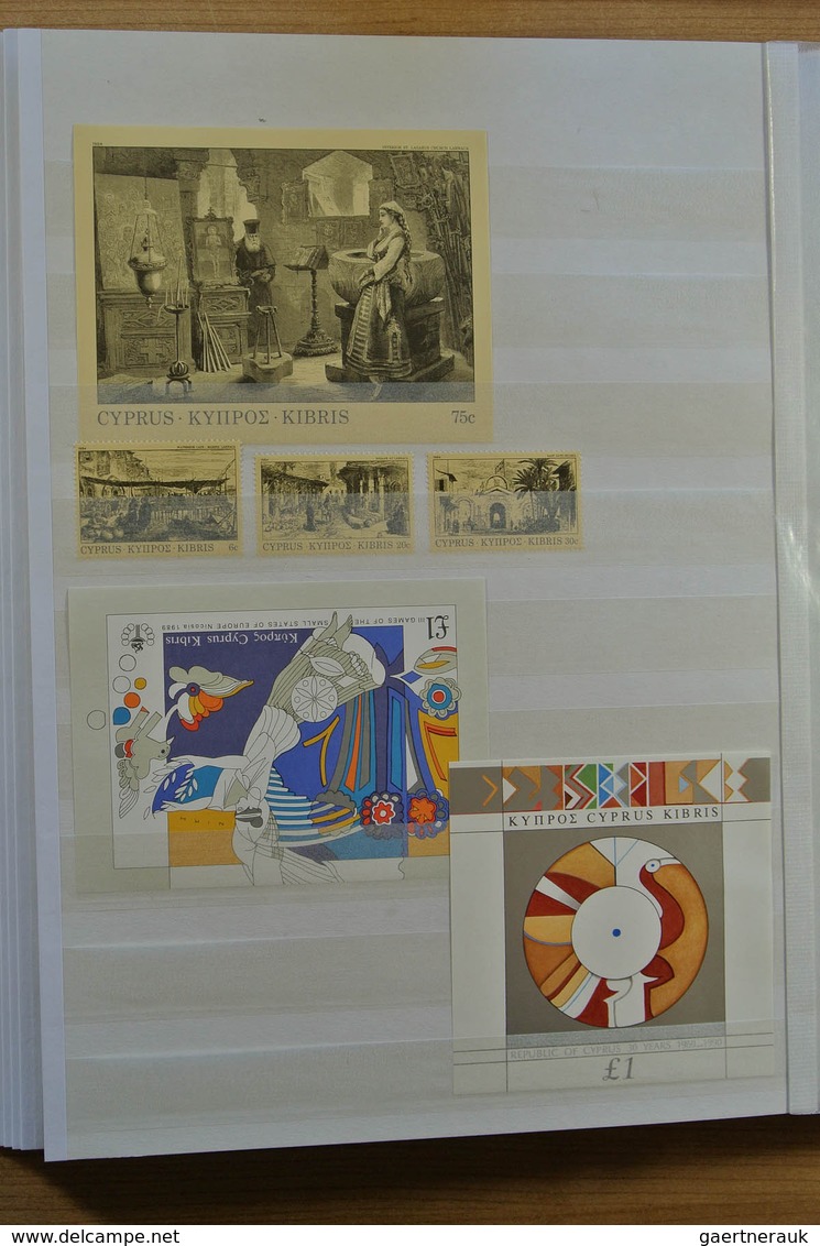 Europa - West: Collection of ca. 550 MNH souvenir sheets (and some stampbooklets) of Western Europe