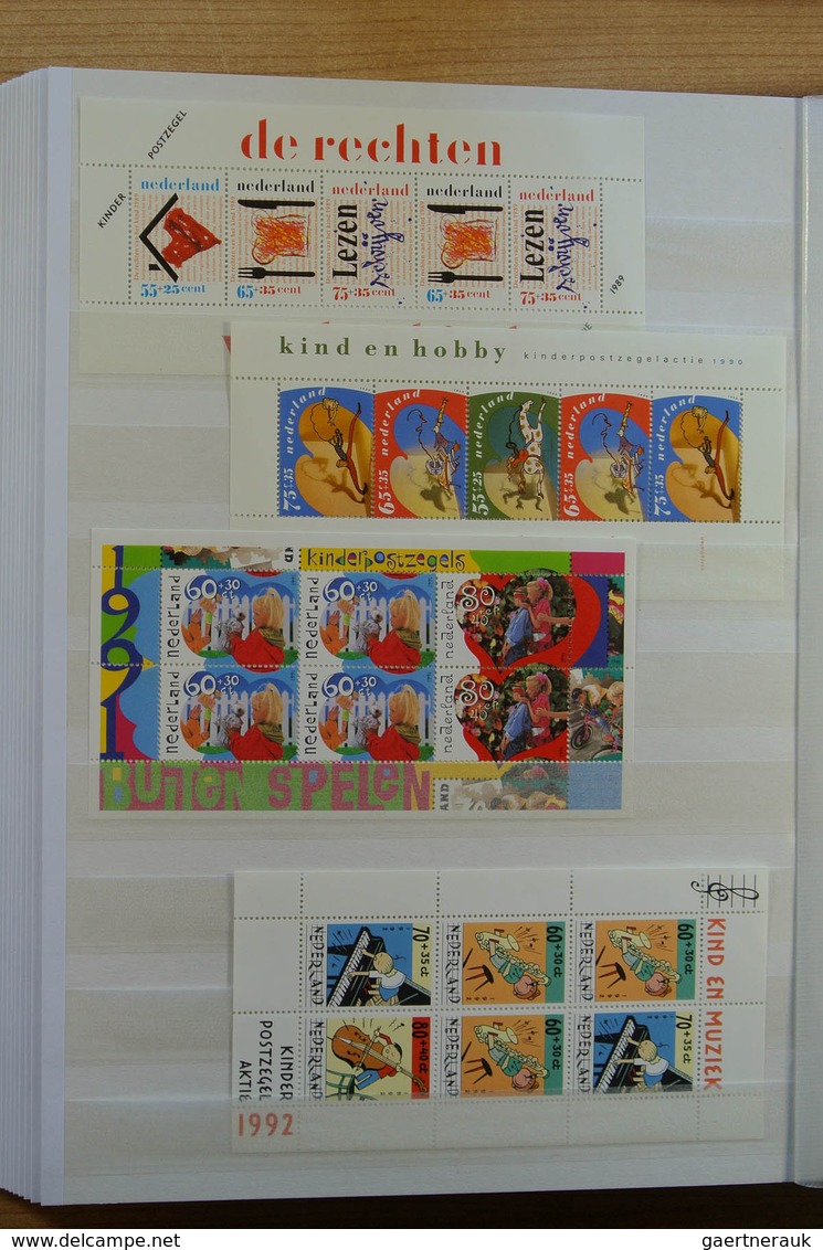 Europa - West: Collection of ca. 550 MNH souvenir sheets (and some stampbooklets) of Western Europe