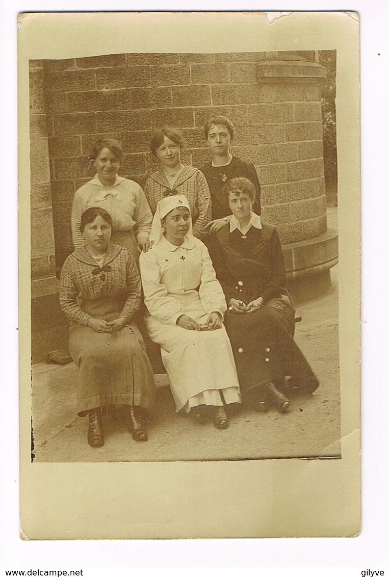 CPA. .  Photo Groupe De Femmes.Infirmière. Vannes 18 Juin 1916. Signée    (127) - Guerre, Militaire