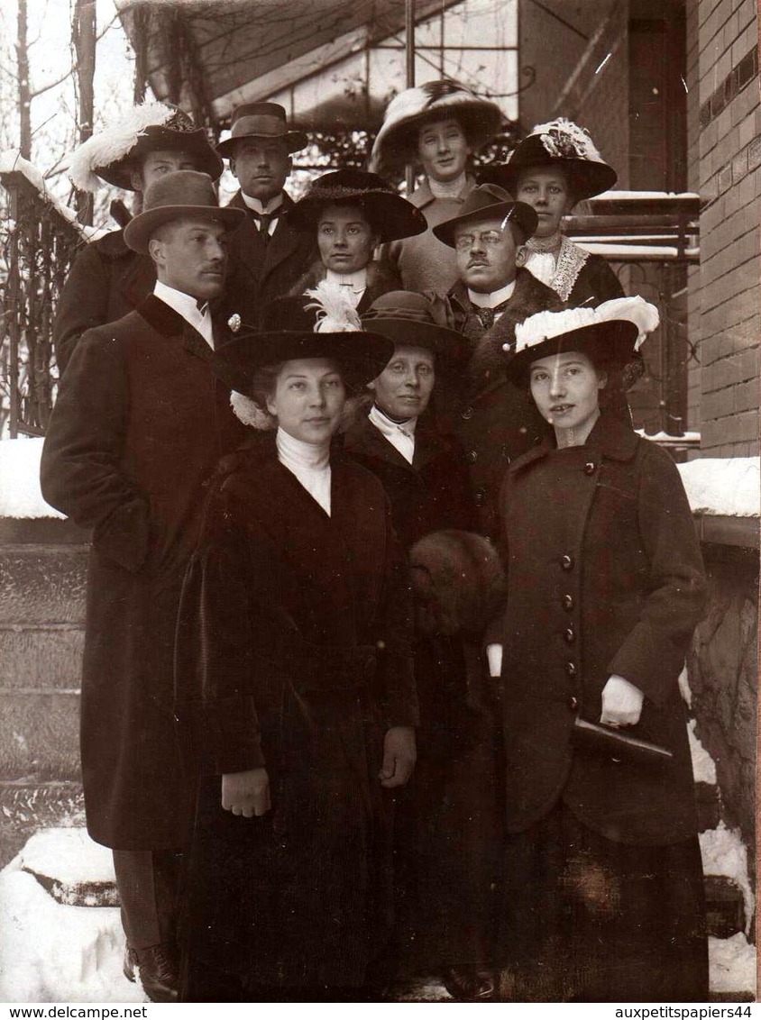 Tirage Photo Albuminé Portrait De Famille En Groupe Sur Le Perron Vers 1900/10 - Femmes élégantes Aux Chapeaux à Plumes - Personnes Anonymes