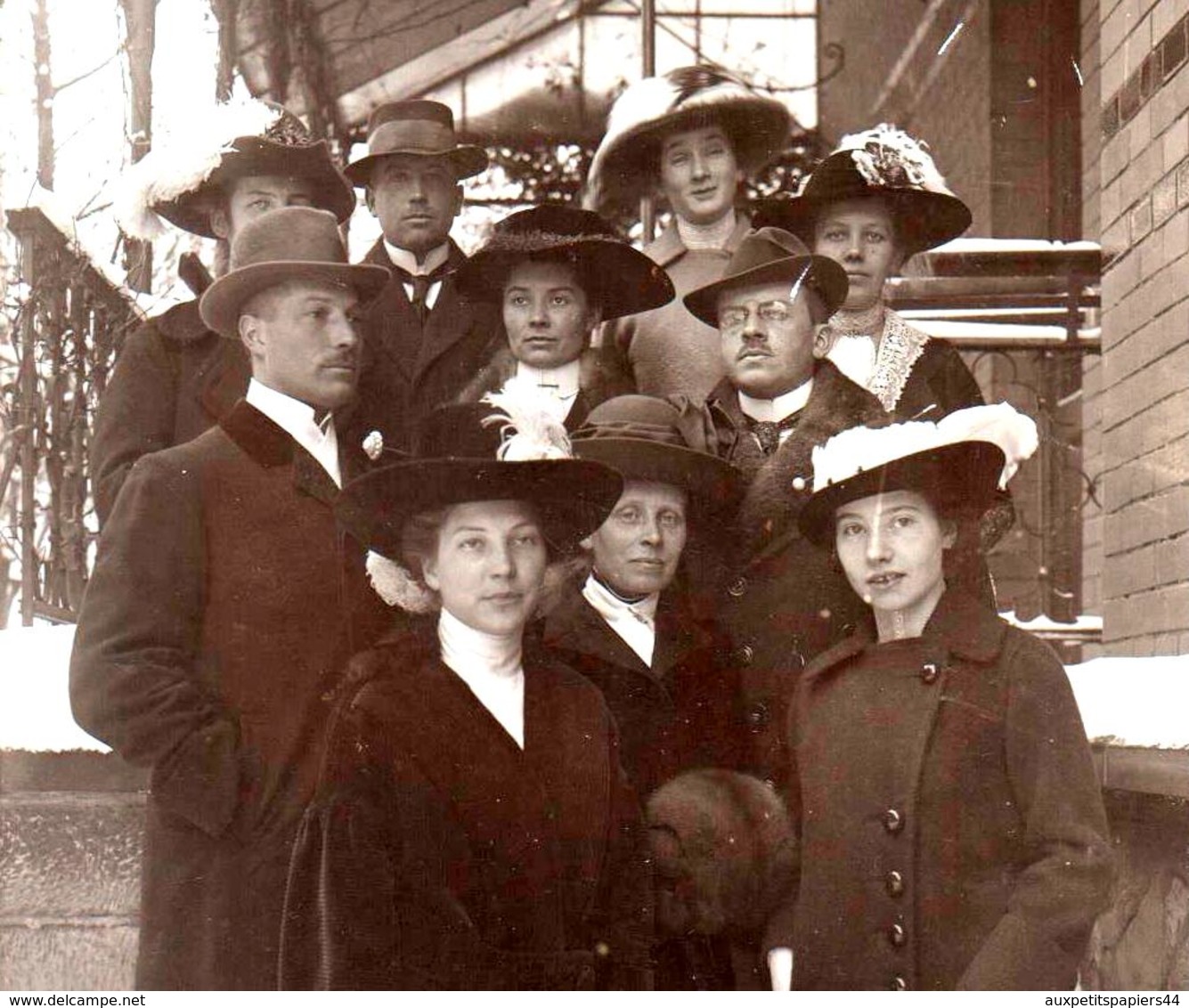 Tirage Photo Albuminé Portrait De Famille En Groupe Sur Le Perron Vers 1900/10 - Femmes élégantes Aux Chapeaux à Plumes - Personnes Anonymes