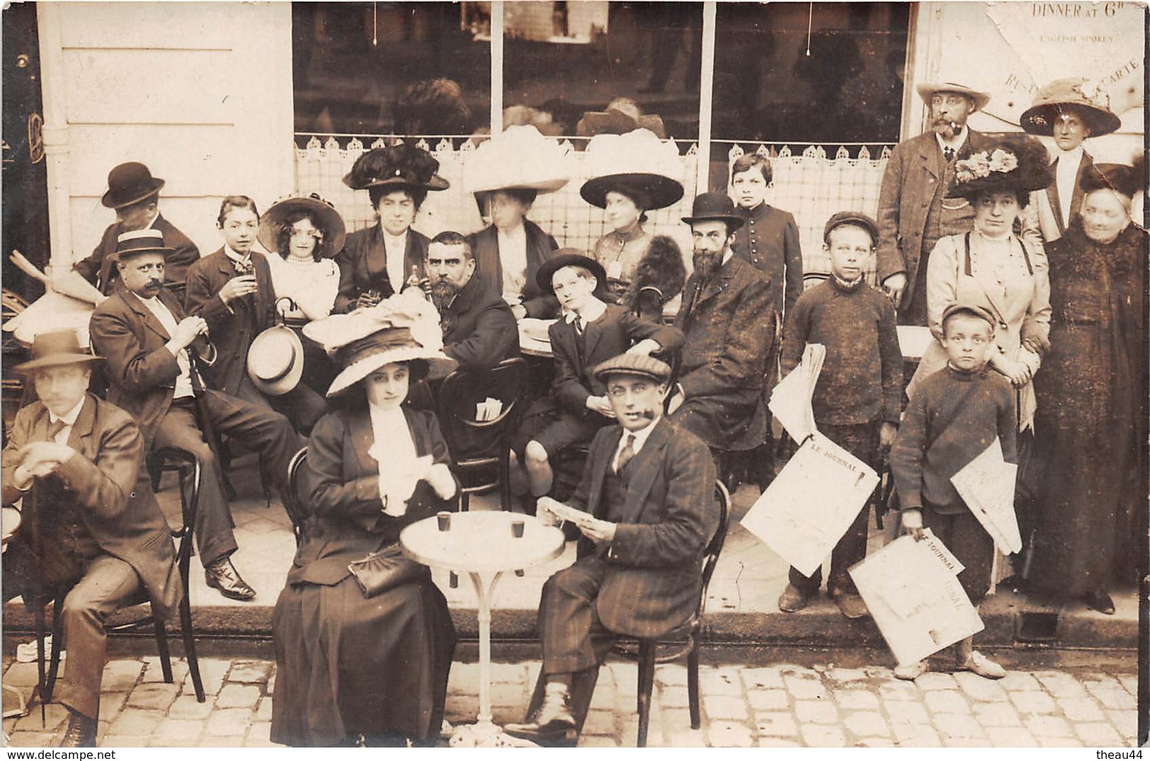 ¤¤    -   Carte-Photo Non Située    -  Groupe De Personnes à La Terrasse D'un Restaurant   -  ¤¤ - Firemen