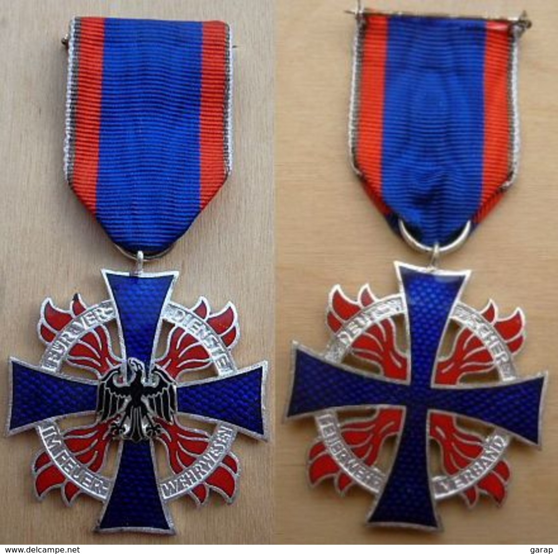 D3-1204 Médaille émaillée Bleue Et Rouge à Décor D'aigle à Identifier - Other & Unclassified