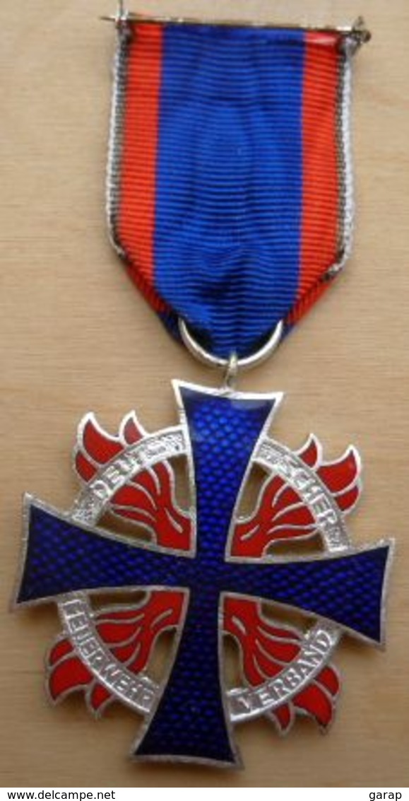 D3-1204 Médaille émaillée Bleue Et Rouge à Décor D'aigle à Identifier - Autres & Non Classés