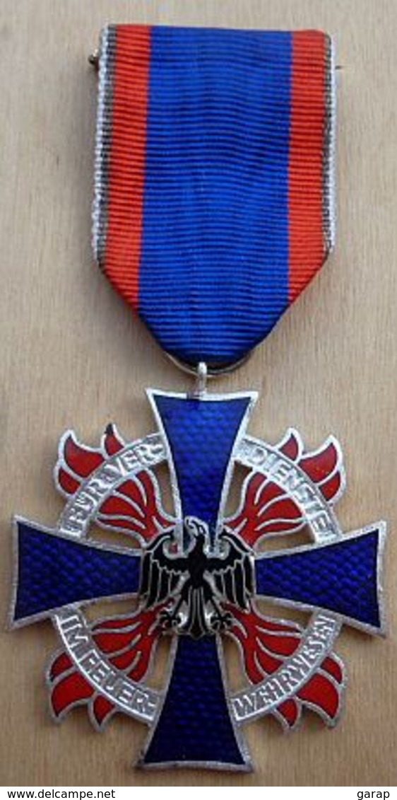 D3-1204 Médaille émaillée Bleue Et Rouge à Décor D'aigle à Identifier - Other & Unclassified