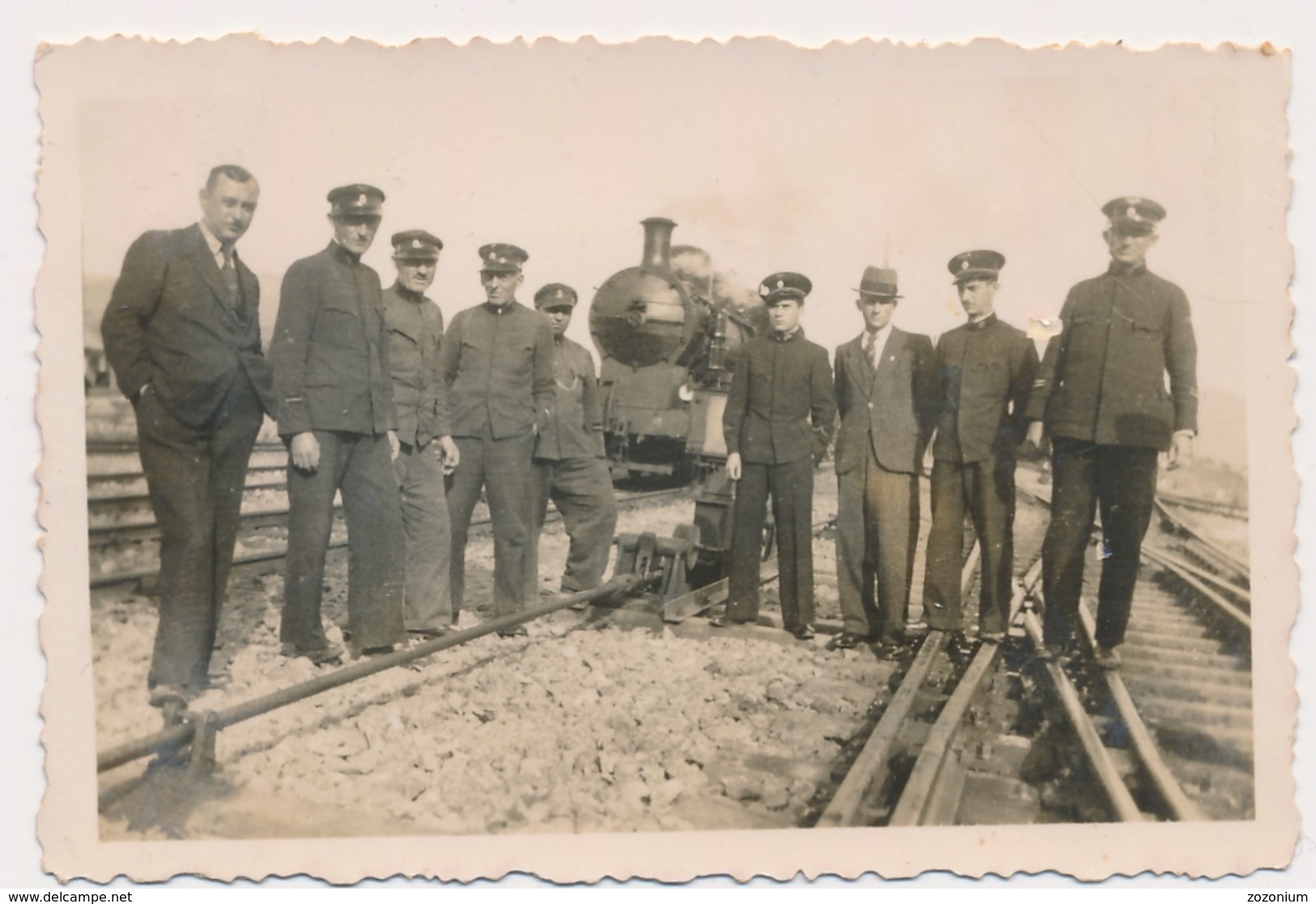 REAL PHOTO -  TRAIN  Men Railway Workers STEAM LOCOMOTIVE - Jugoslovenska Zeleznica,  Old Photo - Treni