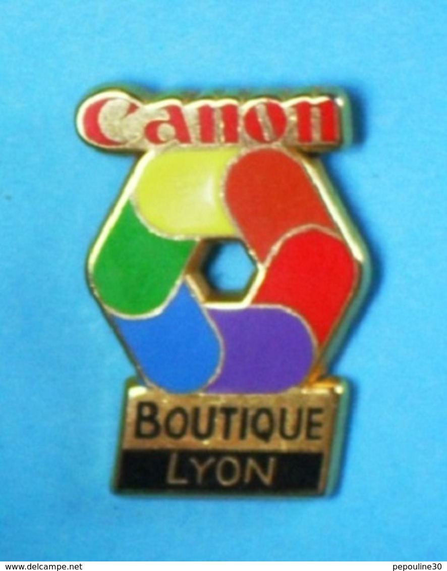 1 PIN'S  //   ** CANON / BOUTIQUE / LYON ** . (Arthus Bertrand Paris) - Informatique