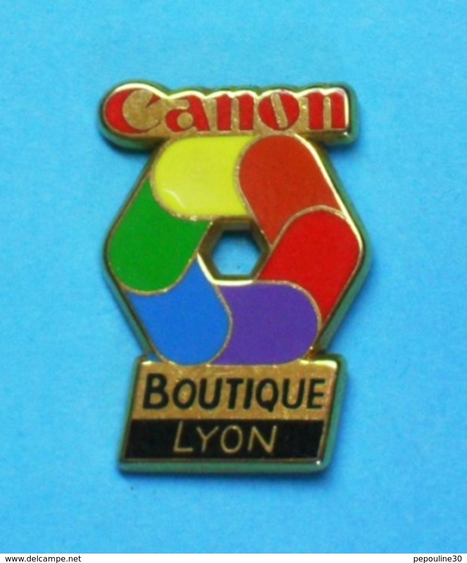 1 PIN'S  //   ** CANON / BOUTIQUE / LYON ** . (Arthus Bertrand Paris)