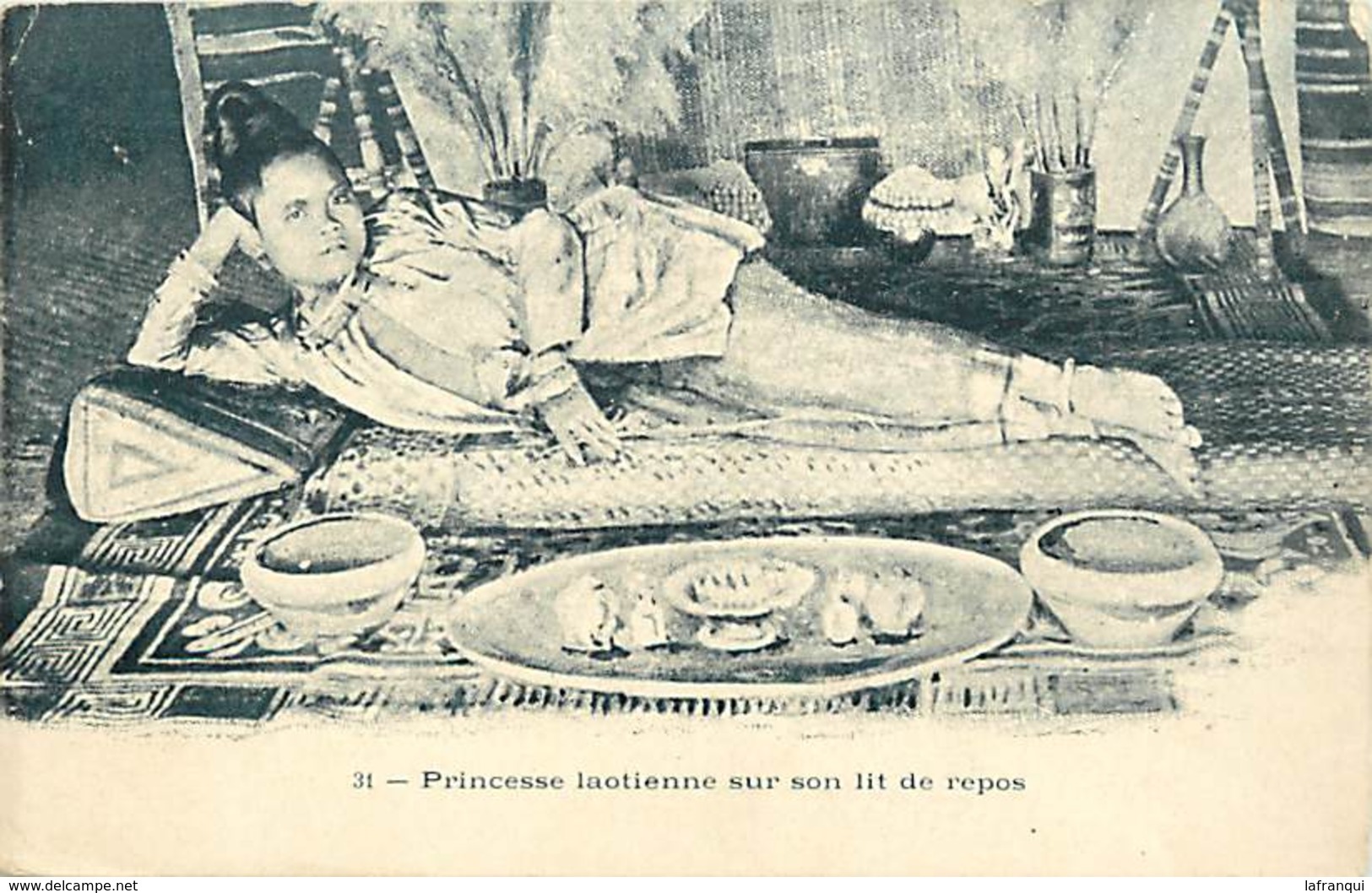 Pays Div -ref P713- Laos - Princesse Laotienne Sur Son Lit De Repos - - Laos