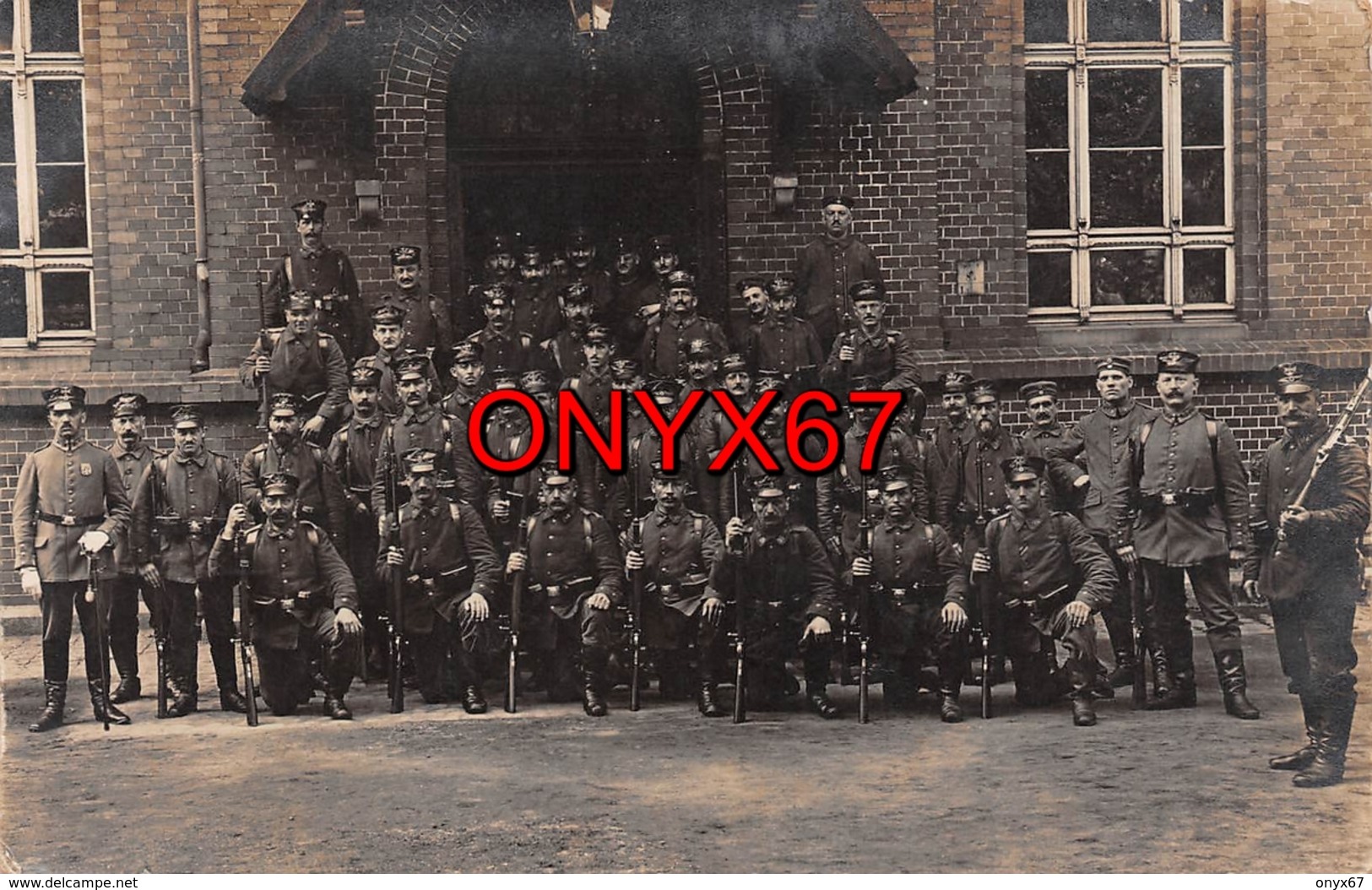 Carte Postale Photo Militaire Allemand DÜSSELDORF-DUESSELDORF (Allemagne)  Troupe Soldats Casquette Et Fusil 2 Scans - Düsseldorf