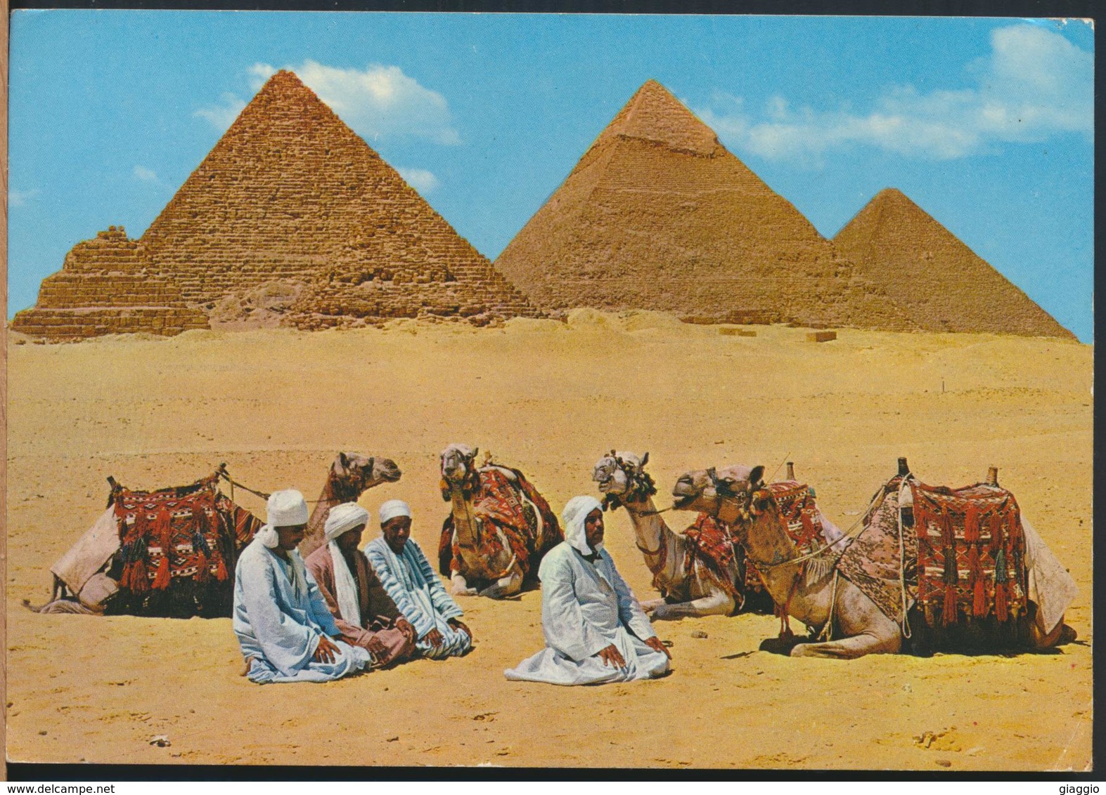 °°° 13108 - EGYPT - GIZA - PRAYER NEAR THE PYRAMIDS - 1976 With Stamps °°° - Gizeh