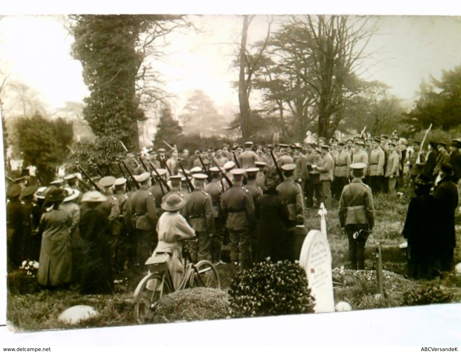 Beerdigung Eines Soldaten ( Wahrscheinlich In England ). Alte Foto AK S/w, Datiert 1918. Aufstellung Von Solda - Sonstige & Ohne Zuordnung