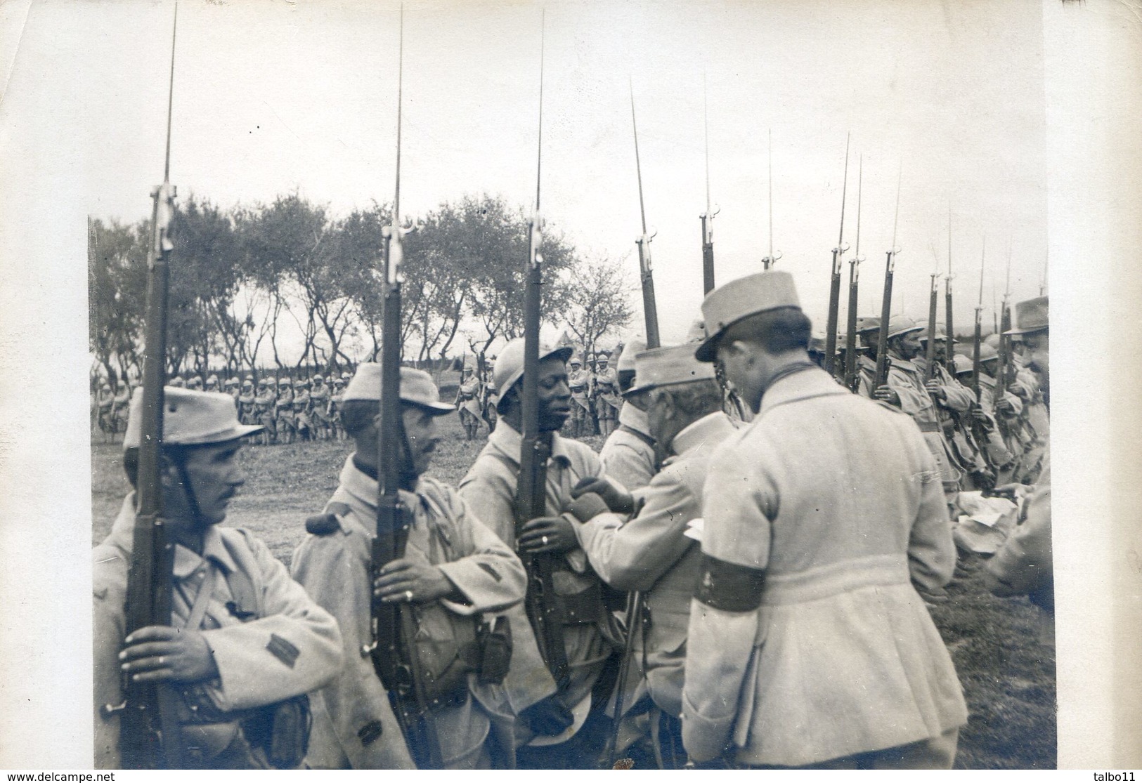 Photo De Presse Faisant Partie D'un Lot De L'Agence Pol - Militaria - Aisne - Remise De Décorations - Bayonnettes - Guerre, Militaire