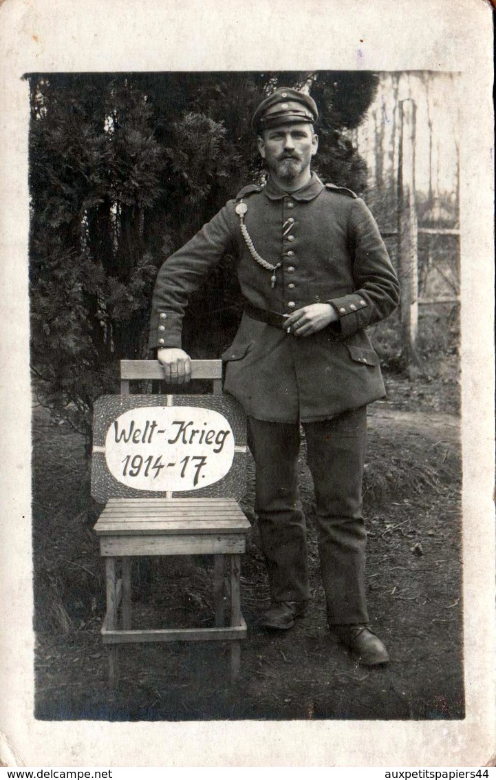 Carte Photo Originale Guerre 1914-18 - Portrait D'un Fier Soldat Allemand En 1917 & Pancarte Welt-Krieg 1914-17 - Guerre, Militaire