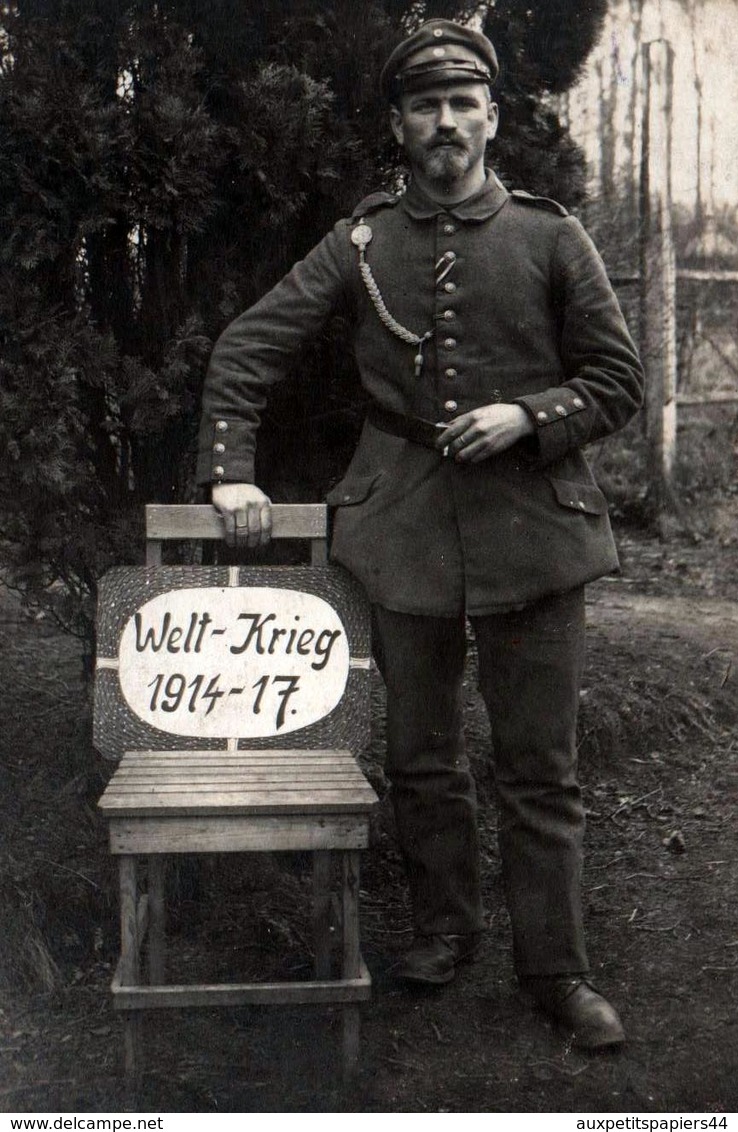 Carte Photo Originale Guerre 1914-18 - Portrait D'un Fier Soldat Allemand En 1917 & Pancarte Welt-Krieg 1914-17 - Guerre, Militaire