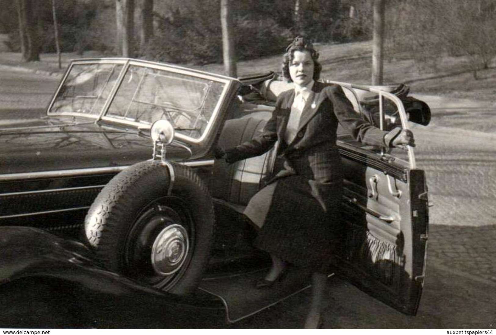 Photo Originale Jeune Femme D'Affaire Montant Dans Sa Mercedes Benz Type 320 Cabriolet B (W142) (1937 - 1942) - Automobiles