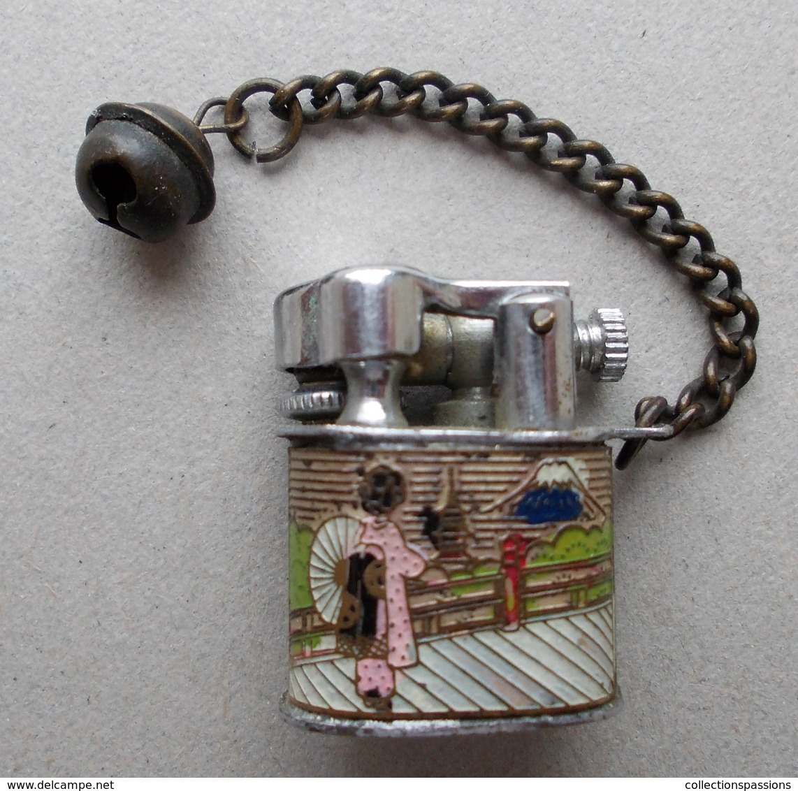 - Ancien Mini Briquet Avec Petite Clochette - NIPPO-TANGIER - - Other & Unclassified