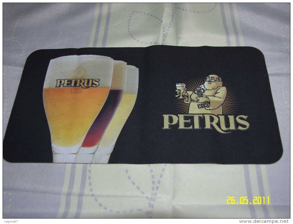 TAPIS DE BAR PETRUS 41 X 22 CM - Autres & Non Classés