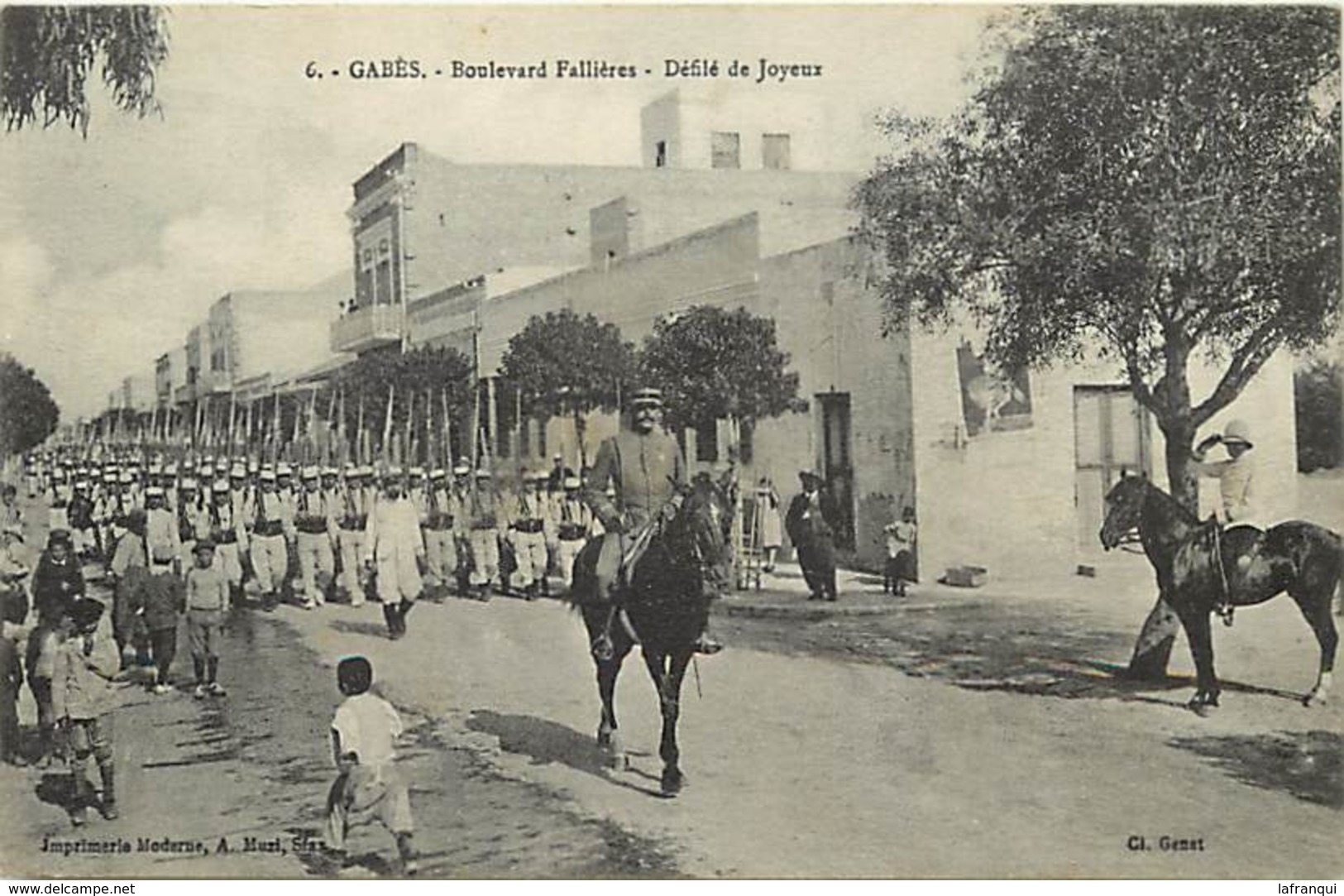 Pays Div -ref P659- Tunisie - Militaires Militaria -guerre 1914-18- Gabes -boulevard Fallieres - Defilé De Joyeux  - - Tunisia