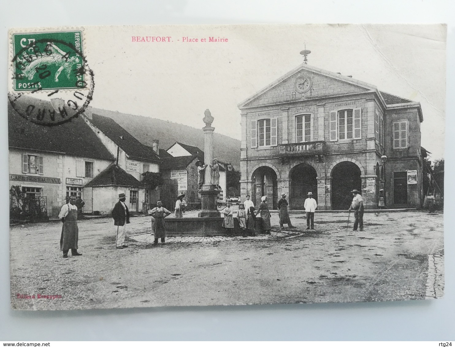 BEAUFORT.SAVOIE .  C.P.A  PLACE ET MAIRIE . A VOYAGEE . DATE 20.01.1911.ANIMEE . Edition Besançon . - Beaufort