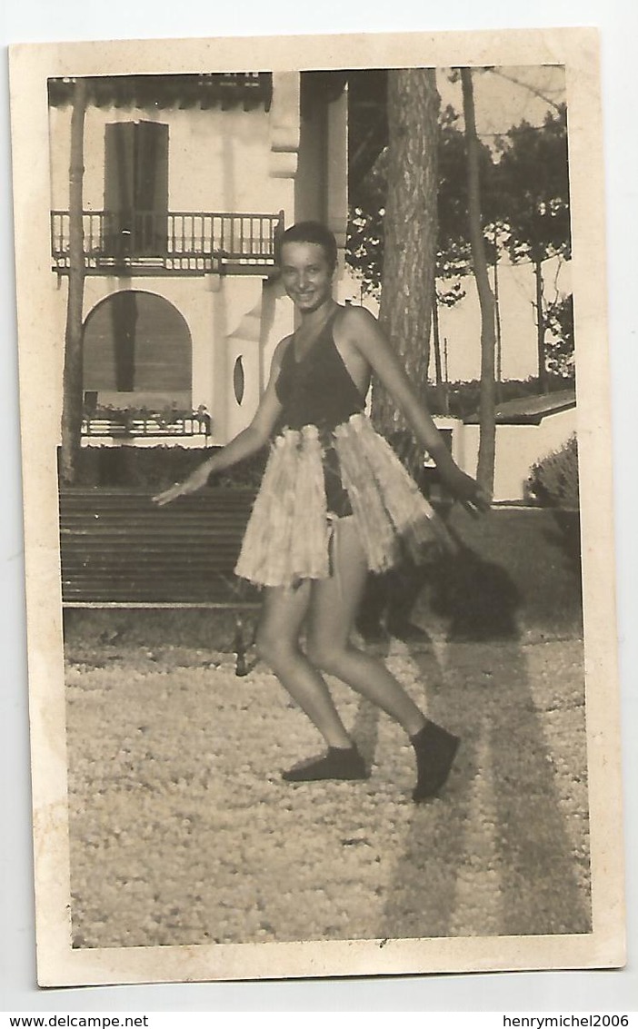 Carte Photo Arcachon 33 Gironde Femme Danse Imitant Josephine Baker Devant Villa A Identifier - Te Identificeren