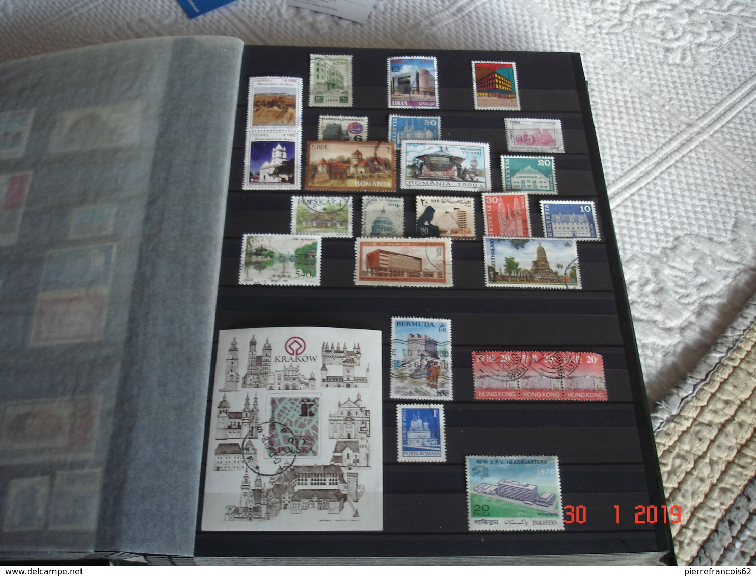 GROS ALBUM CONTENANT COLLECTION DE TIMBRES OBLITERES ET NEUFS SUR L'ARCHITECTURE DANS LE MONDE