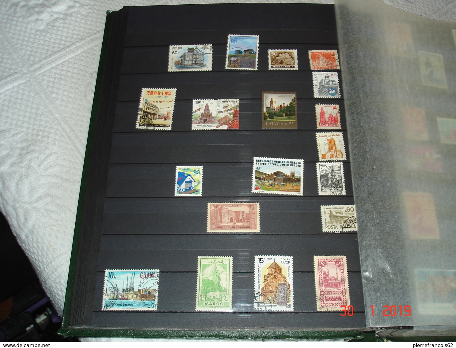 GROS ALBUM CONTENANT COLLECTION DE TIMBRES OBLITERES ET NEUFS SUR L'ARCHITECTURE DANS LE MONDE