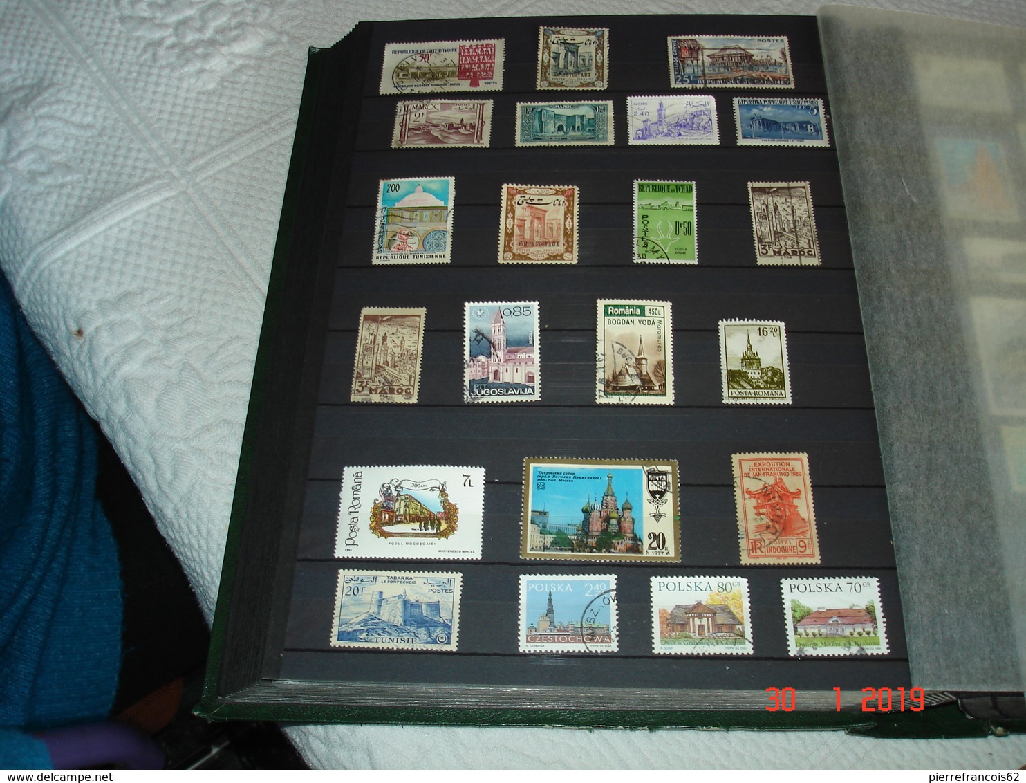 GROS ALBUM CONTENANT COLLECTION DE TIMBRES OBLITERES ET NEUFS SUR L'ARCHITECTURE DANS LE MONDE