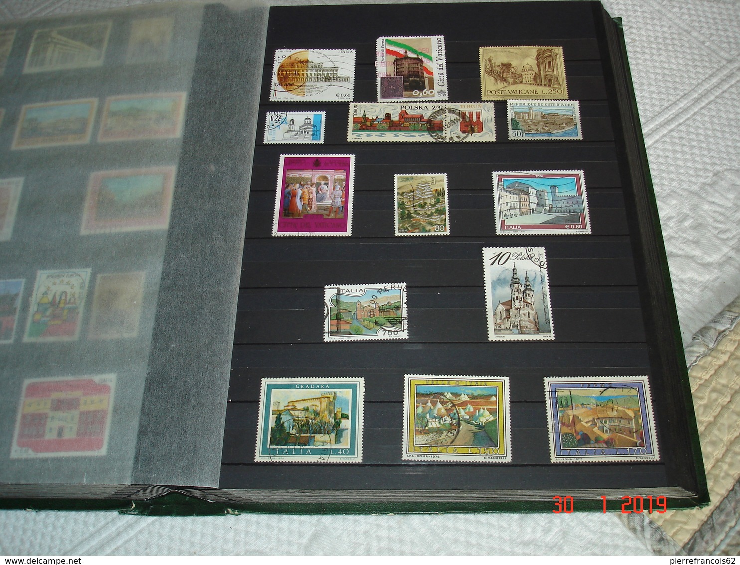 GROS ALBUM CONTENANT COLLECTION DE TIMBRES OBLITERES ET NEUFS SUR L'ARCHITECTURE DANS LE MONDE