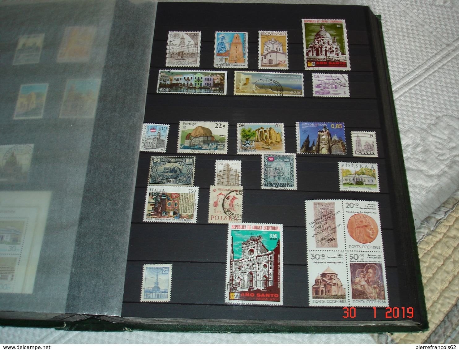 GROS ALBUM CONTENANT COLLECTION DE TIMBRES OBLITERES ET NEUFS SUR L'ARCHITECTURE DANS LE MONDE