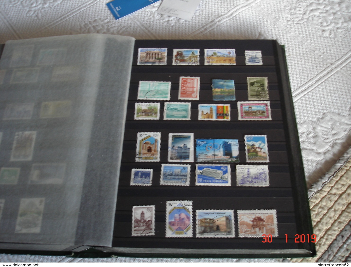 GROS ALBUM CONTENANT COLLECTION DE TIMBRES OBLITERES ET NEUFS SUR L'ARCHITECTURE DANS LE MONDE