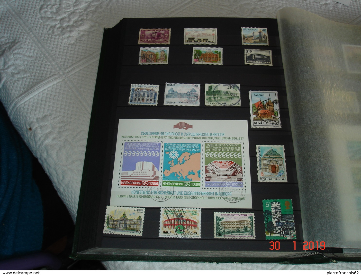 GROS ALBUM CONTENANT COLLECTION DE TIMBRES OBLITERES ET NEUFS SUR L'ARCHITECTURE DANS LE MONDE