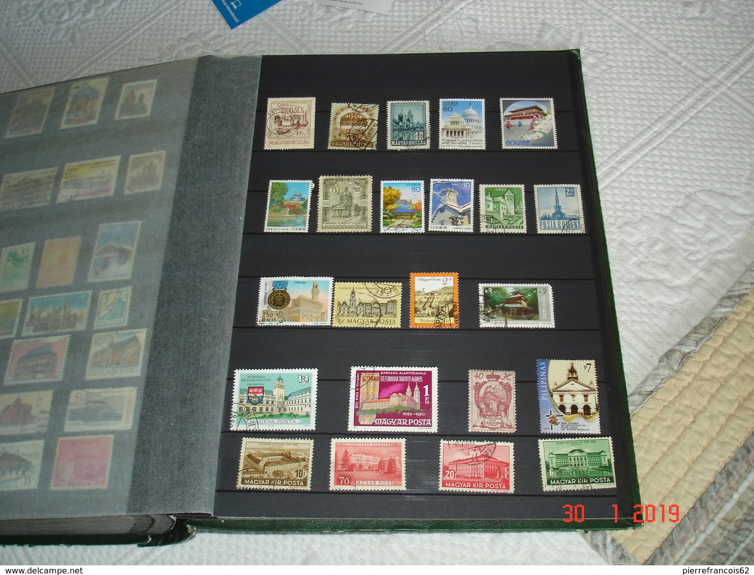 GROS ALBUM CONTENANT COLLECTION DE TIMBRES OBLITERES ET NEUFS SUR L'ARCHITECTURE DANS LE MONDE