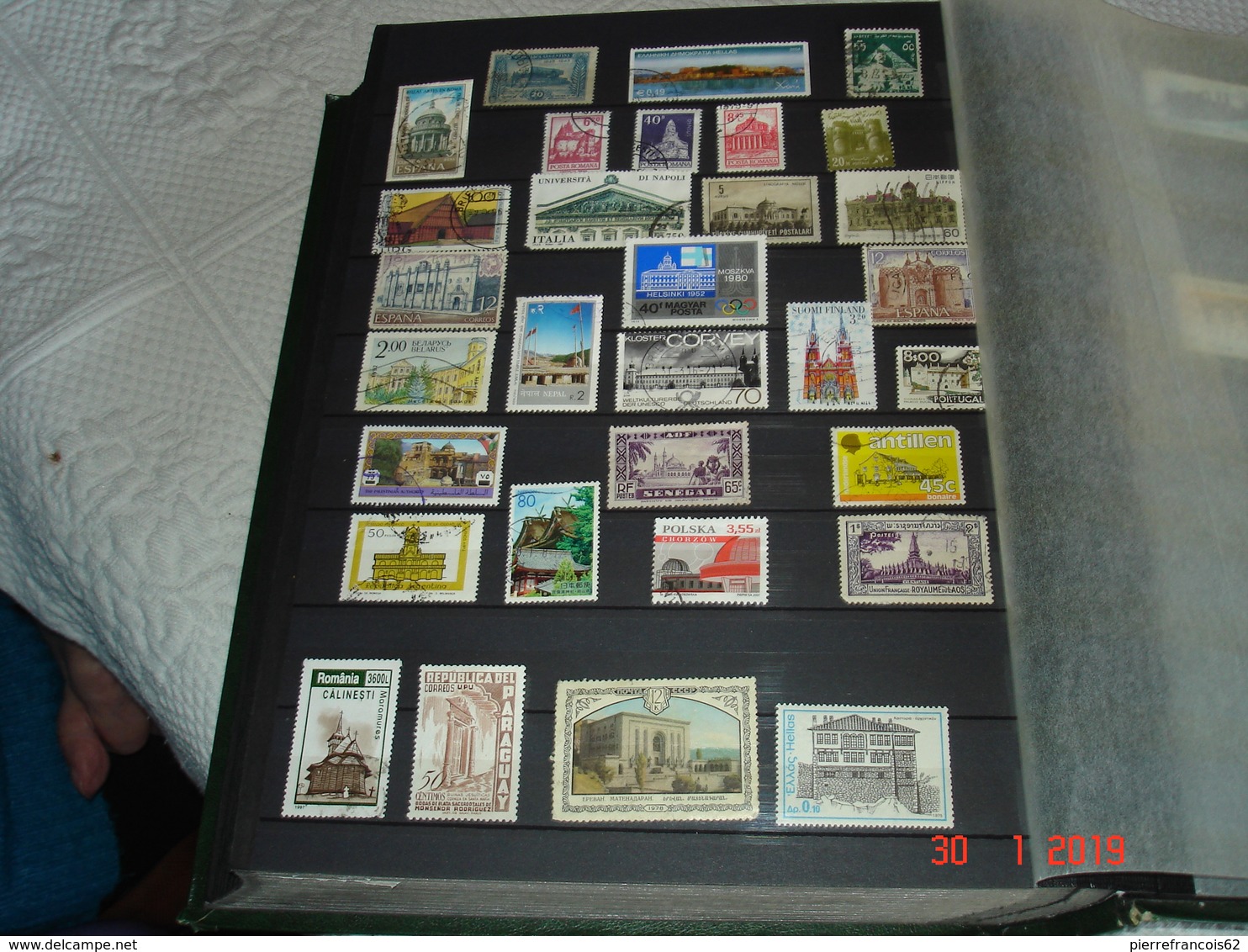 GROS ALBUM CONTENANT COLLECTION DE TIMBRES OBLITERES ET NEUFS SUR L'ARCHITECTURE DANS LE MONDE