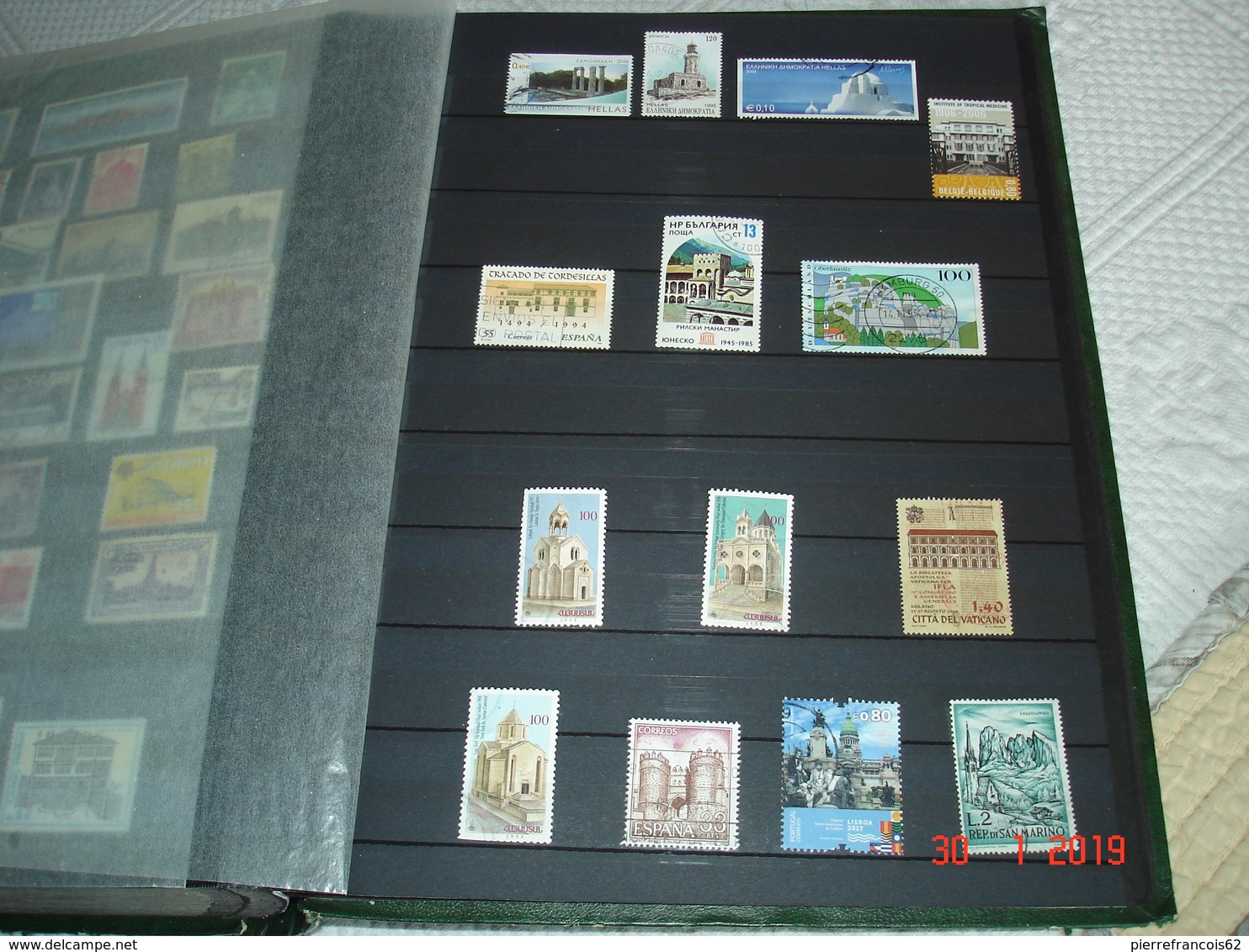 GROS ALBUM CONTENANT COLLECTION DE TIMBRES OBLITERES ET NEUFS SUR L'ARCHITECTURE DANS LE MONDE