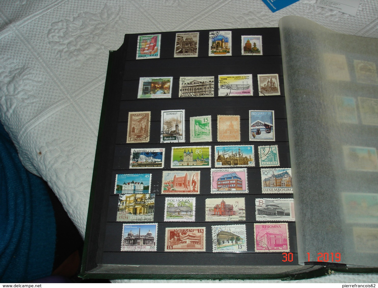 GROS ALBUM CONTENANT COLLECTION DE TIMBRES OBLITERES ET NEUFS SUR L'ARCHITECTURE DANS LE MONDE