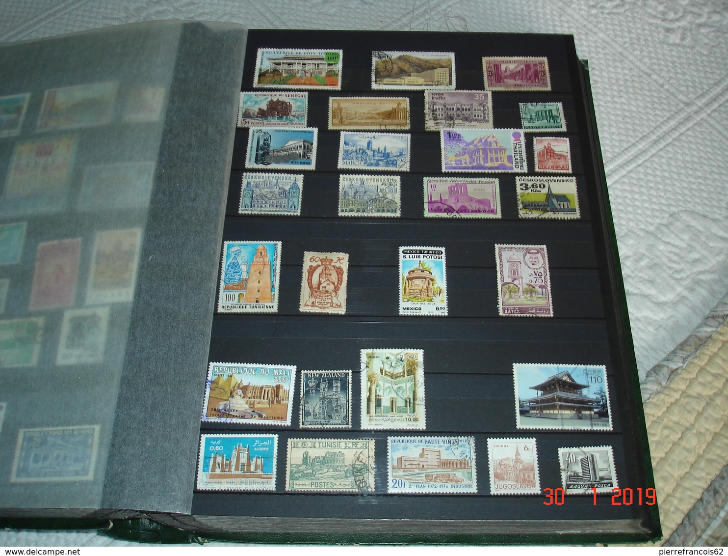 GROS ALBUM CONTENANT COLLECTION DE TIMBRES OBLITERES ET NEUFS SUR L'ARCHITECTURE DANS LE MONDE