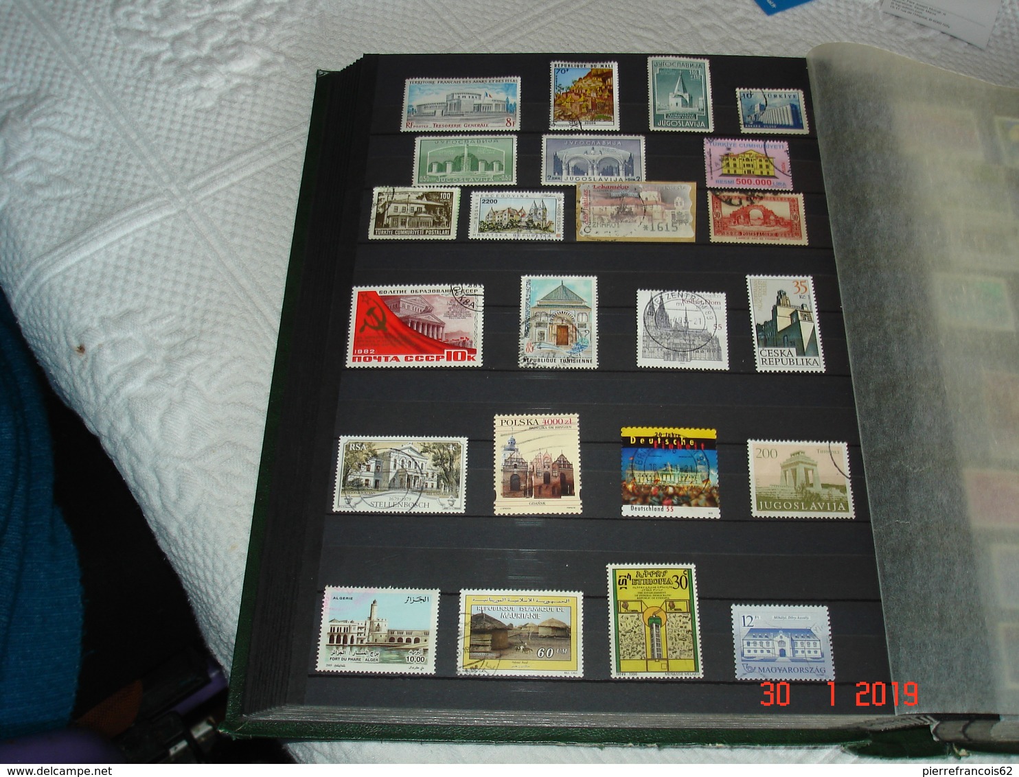 GROS ALBUM CONTENANT COLLECTION DE TIMBRES OBLITERES ET NEUFS SUR L'ARCHITECTURE DANS LE MONDE