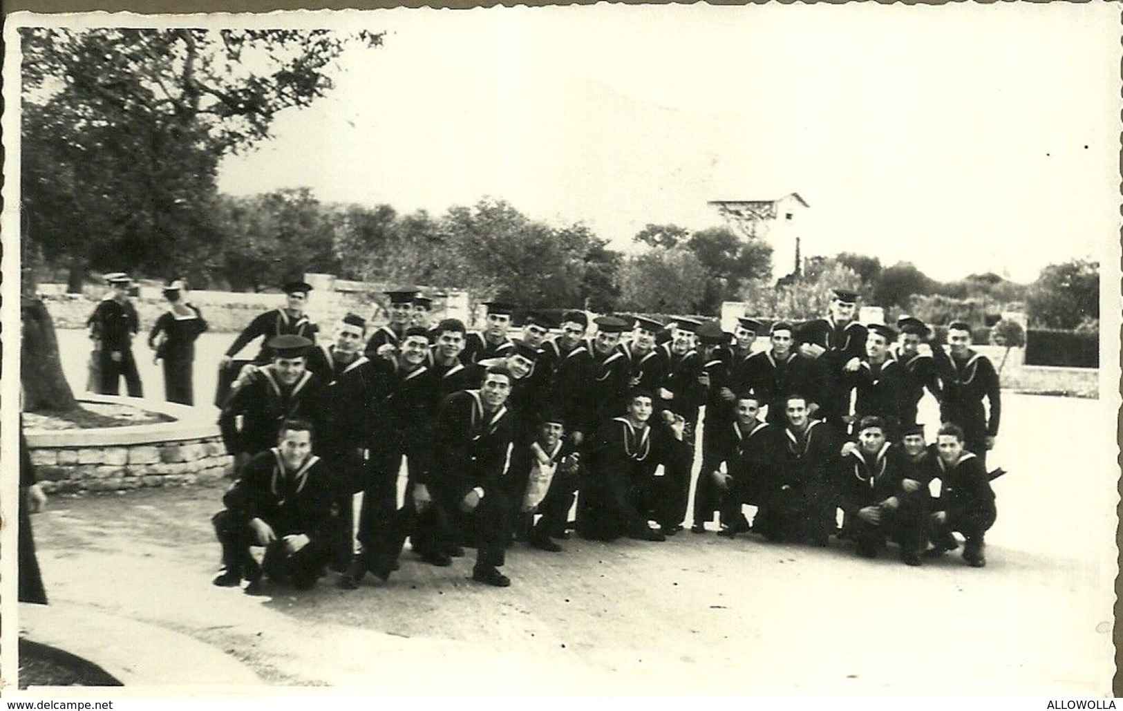 2287 " MARINAI - FOTO DI GRUPPO A CASTELLANA - BARI - 1/11/1951 " FOTO ORIGINALE - Guerra, Militari