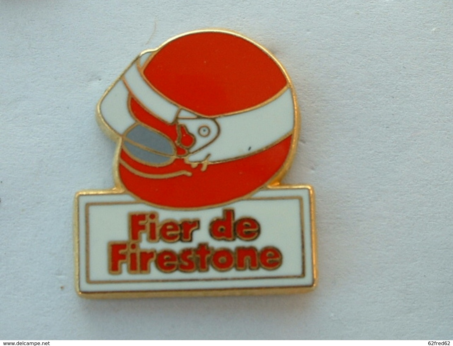 PIN'S FIER DE FIRESTONE - CASQUE ROUGE - ZAMAC - Andere & Zonder Classificatie