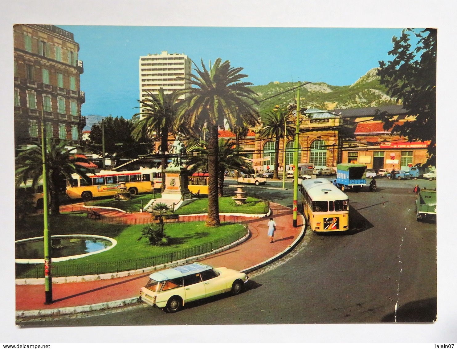 Carte Couleur : 83 TOULON : La Place De La Gare, Le Palais Elisabeth, Voitures Et Bus Des Années 1960 - Toulon