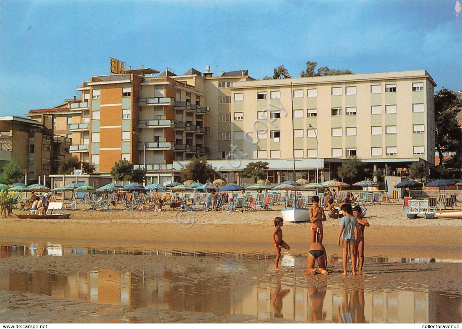 Cartolina Roseto Degli Abruzzi Hotel Bellavista Spiaggia Animata (Teramo) - Teramo